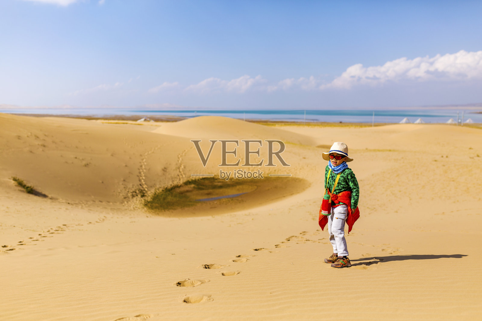 在沙漠中行走的孩子照片摄影图片