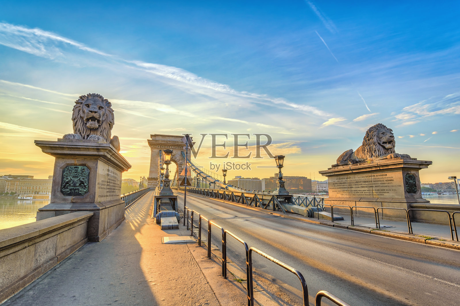 匈牙利首都布达佩斯，链条桥上的布达佩斯日出城市天际线照片摄影图片