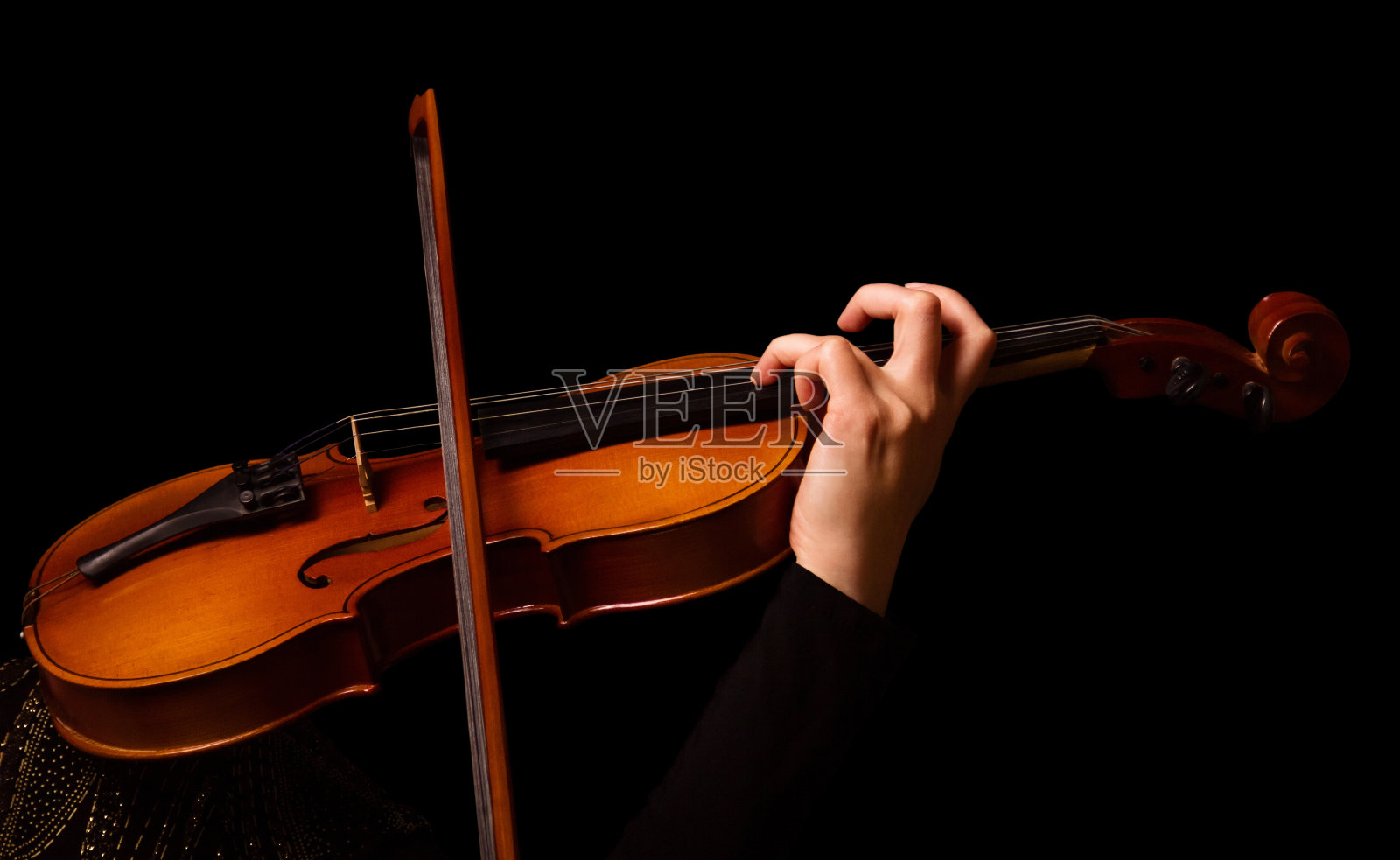 小提琴在音乐家手中，孤立在黑色照片摄影图片