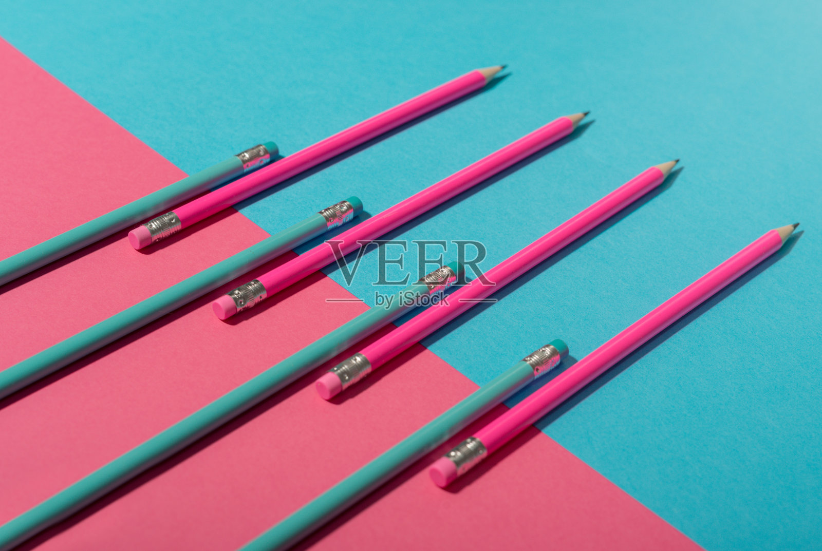 铅笔排成一排，背景色彩鲜艳照片摄影图片