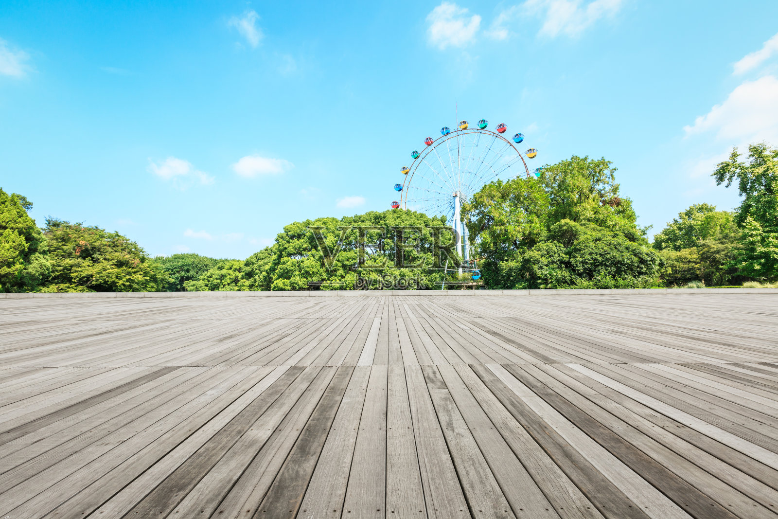 城市公园的木地板广场和游乐场摩天轮照片摄影图片