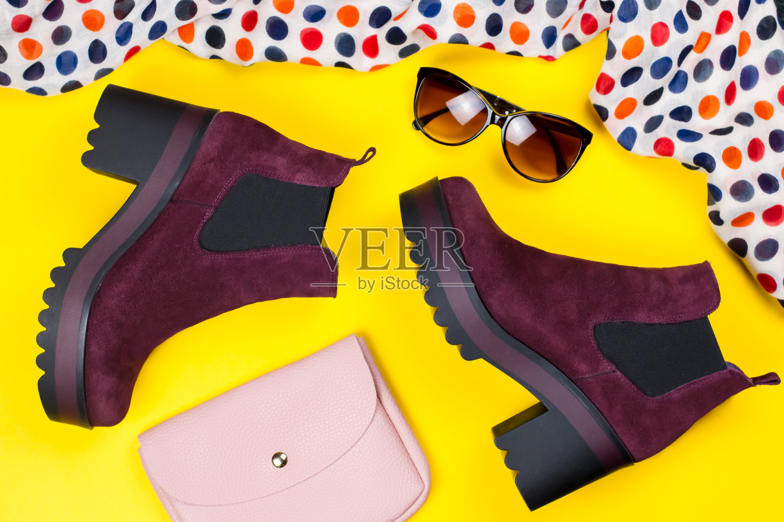 时髦的紫色麂皮踝靴，粉色钱包，太阳镜和印花围巾照片摄影图片