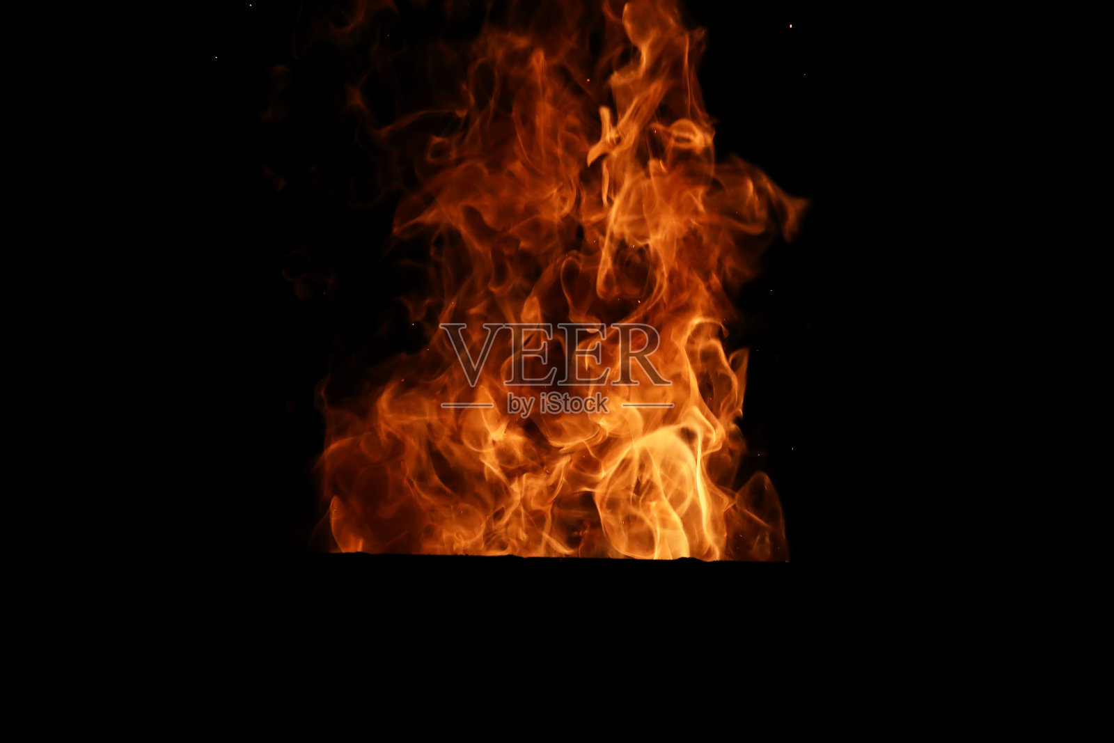 来自燃烧的冷杉的橙黄色火焰的火舌照片摄影图片