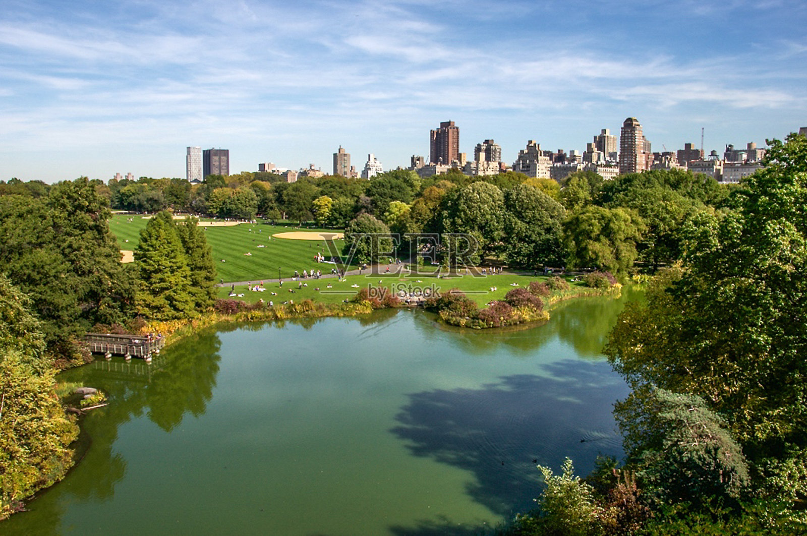 从曼哈顿中央公园的观景城堡看到的海龟池。照片摄影图片