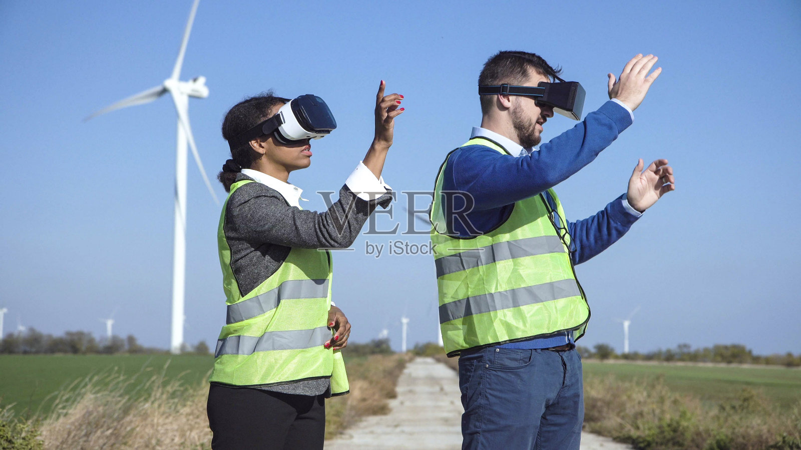 两个风电场工程师在虚拟现实中戴着眼镜照片摄影图片