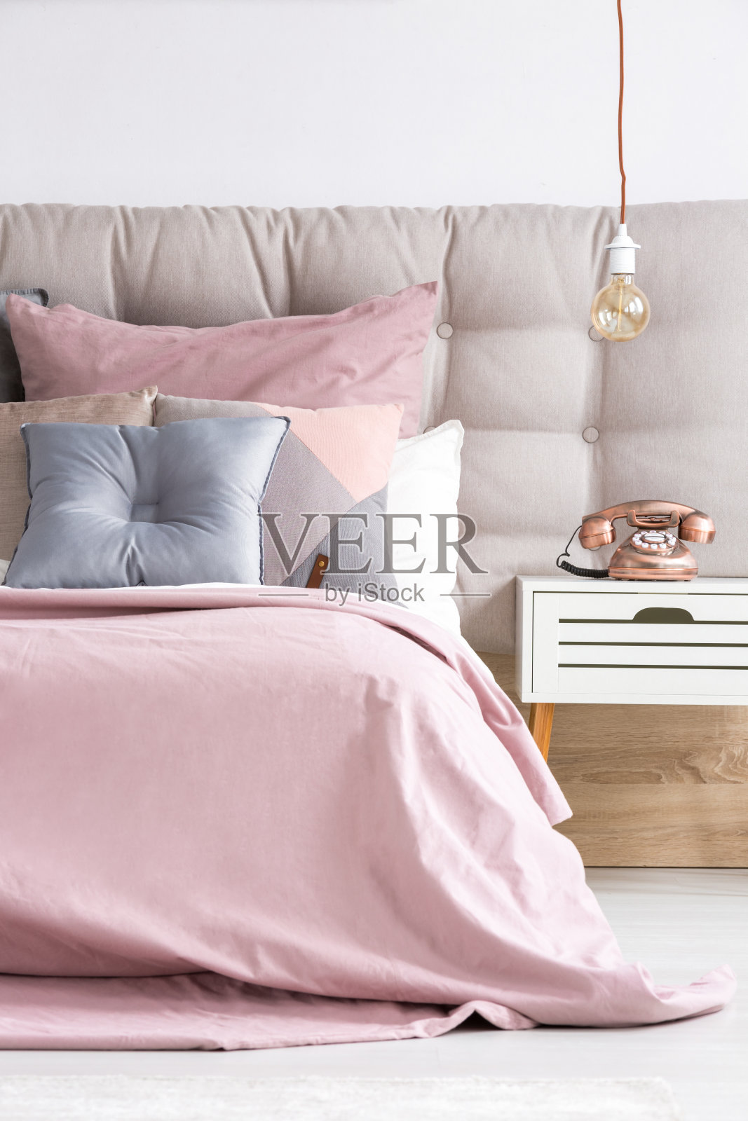 床上有柔软的粉红色被单照片摄影图片