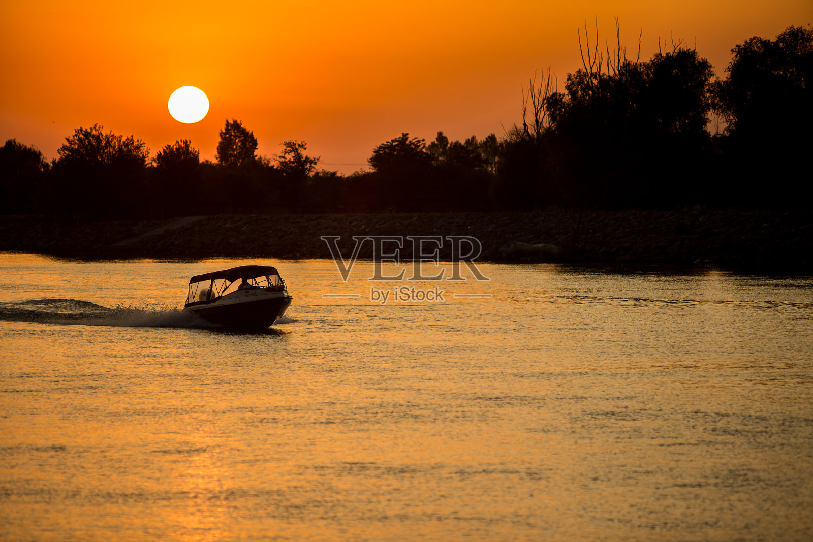 多瑙河上的日落航行照片摄影图片