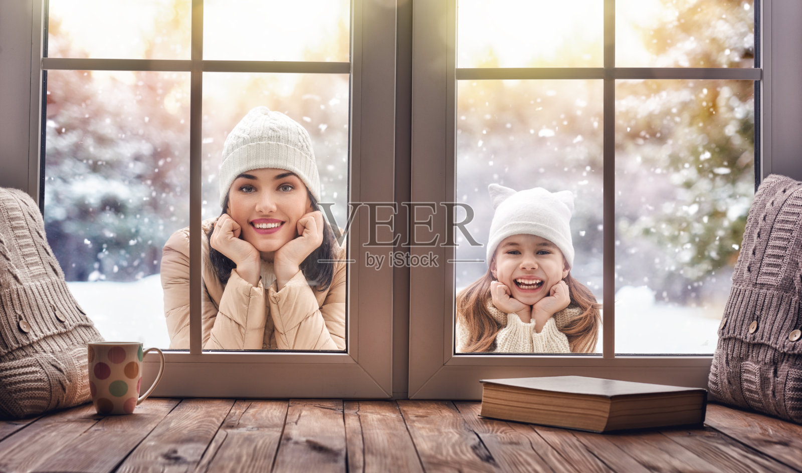 孩子和妈妈望着窗外，站在外面照片摄影图片