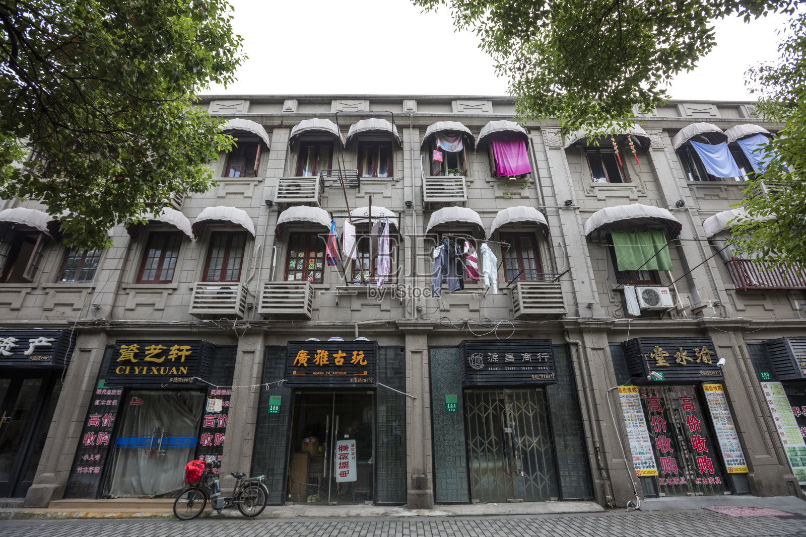 上海住宅楼和小企业照片摄影图片