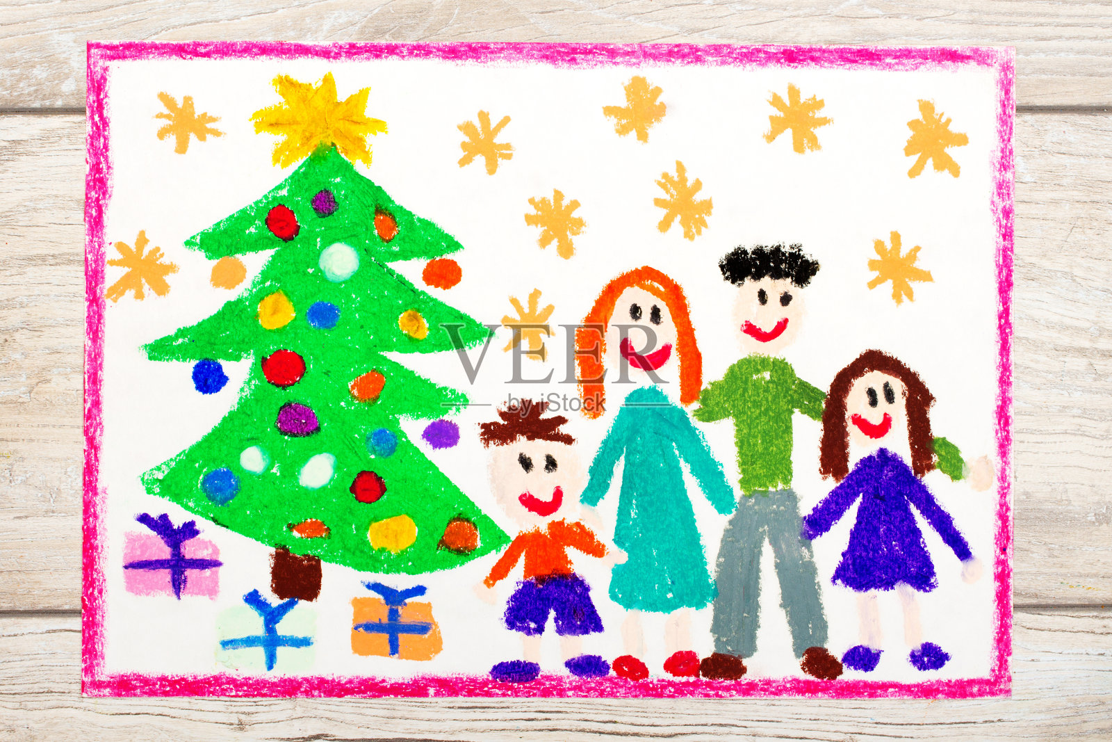彩色图画照片:幸福的家庭和圣诞树照片摄影图片