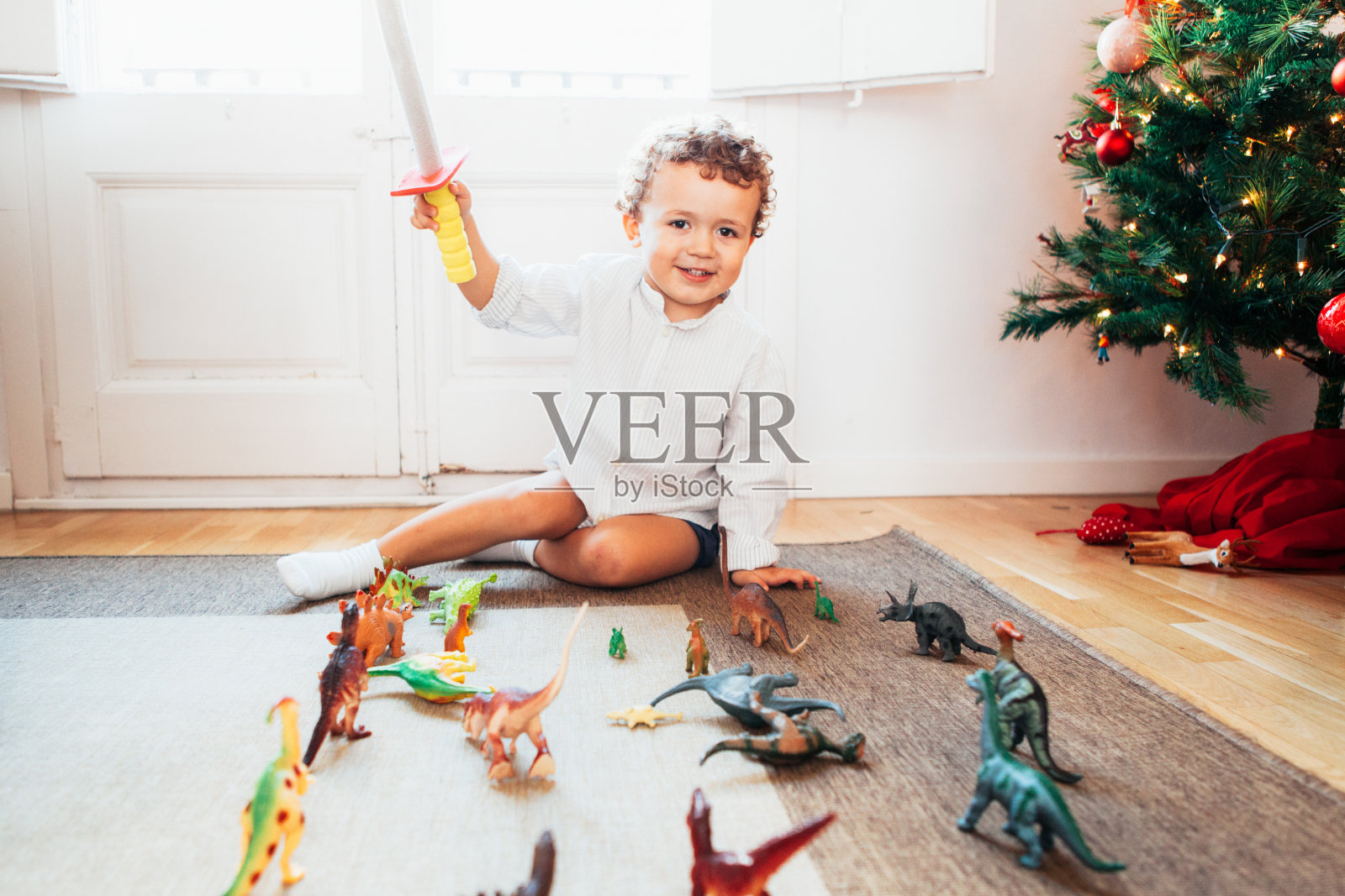 男孩在玩玩具恐龙照片摄影图片