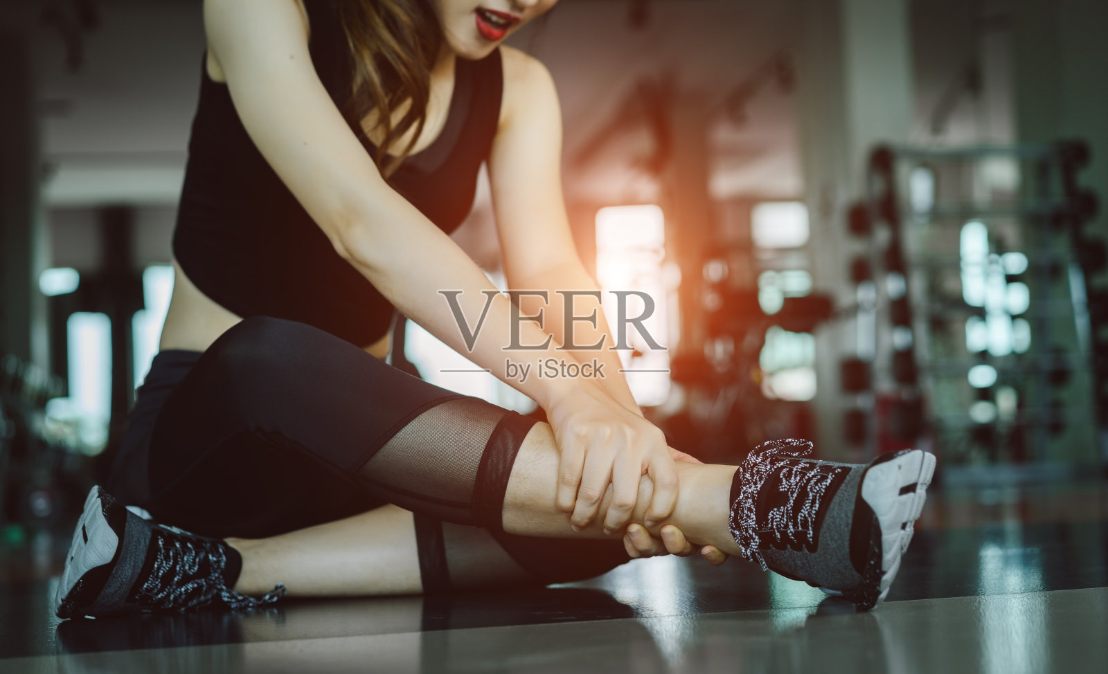 女子在健身房健身时做运动运动受伤腿部意外照片摄影图片