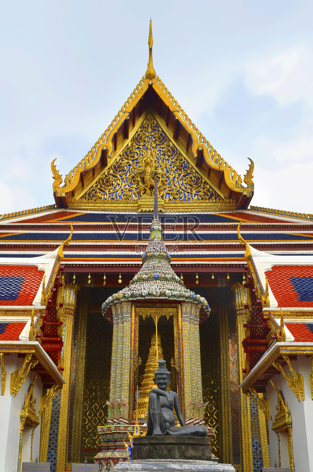 在Phra Kaeo寺的隐士医生奇瓦卡科马拉帕奇的雕像照片摄影图片