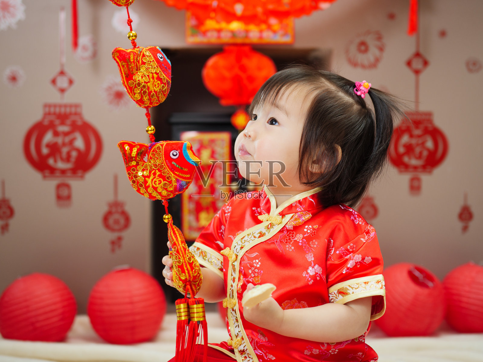 中国女婴庆祝中国新年照片摄影图片