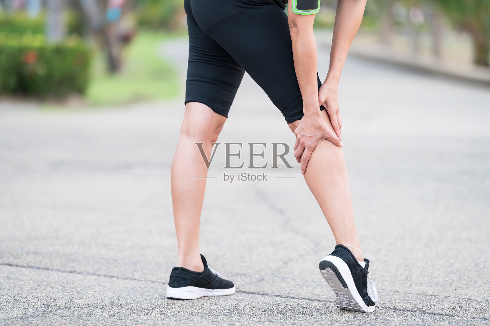 女子跑步运动受伤的腿。缓解疼痛的概念照片摄影图片