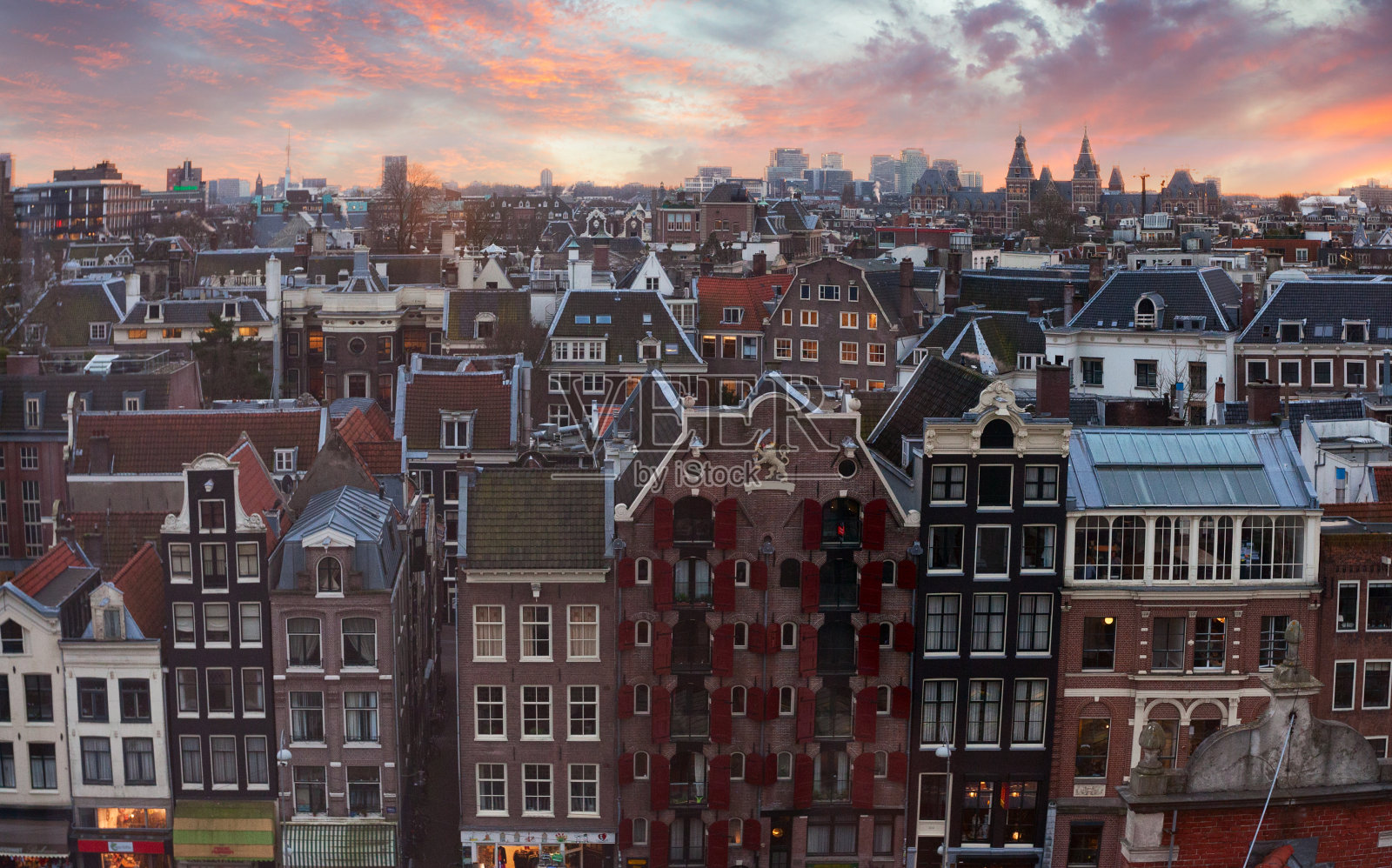 夕阳下阿姆斯特丹的屋顶，荷兰。俯瞰荷兰阿姆斯特丹的老式房屋。照片摄影图片