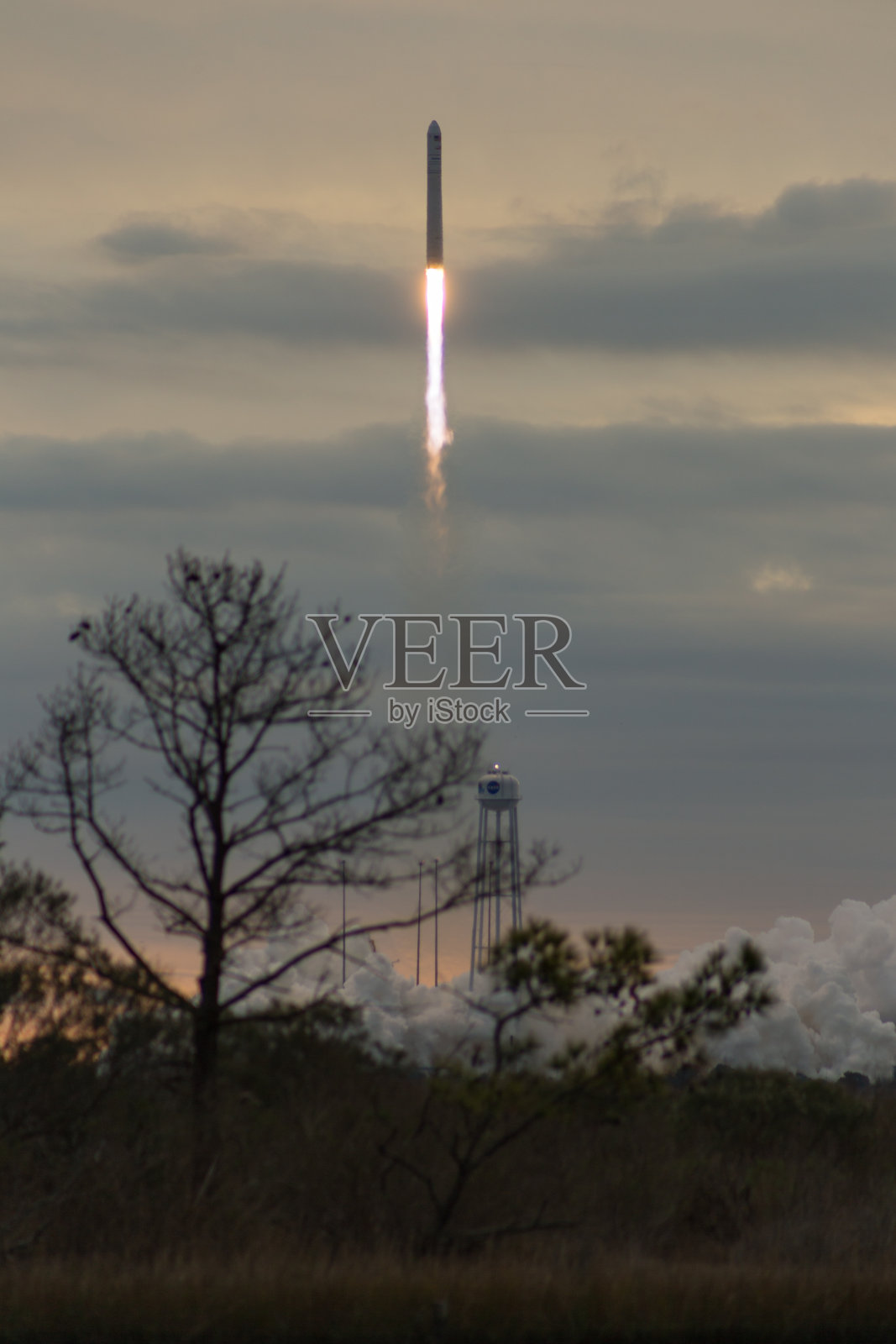在维吉尼亚州瓦勒普斯岛，轨道ATK Antares火箭发射升空照片摄影图片