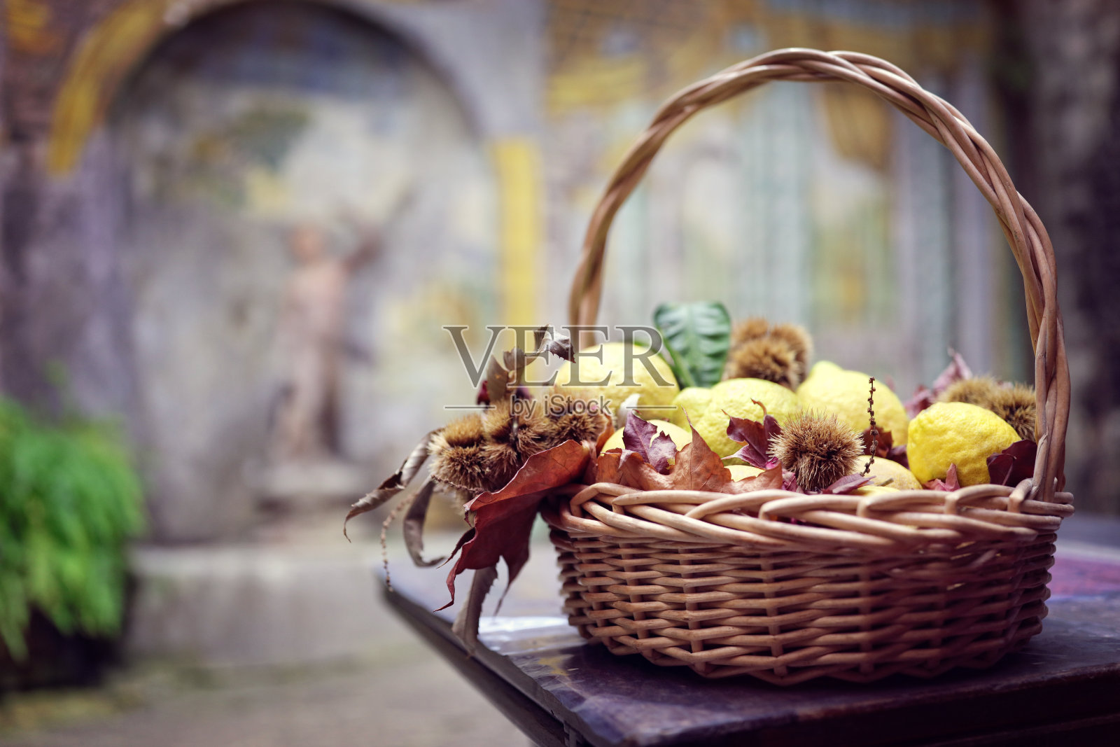 柠檬柳条篮子装饰意大利餐厅照片摄影图片