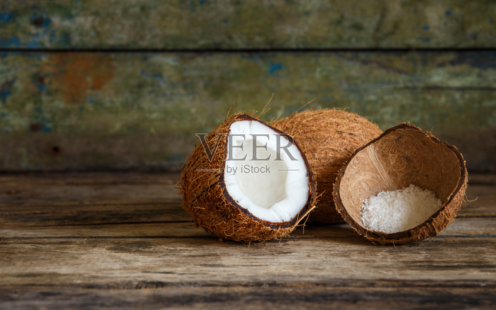 椰子壳上的薄片在木背景上照片摄影图片