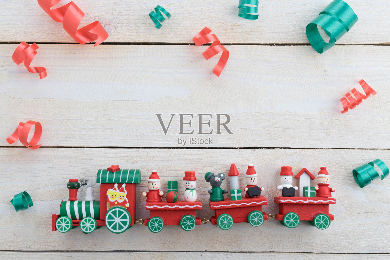 木制背景上的圣诞钟声和玩具火车照片摄影图片