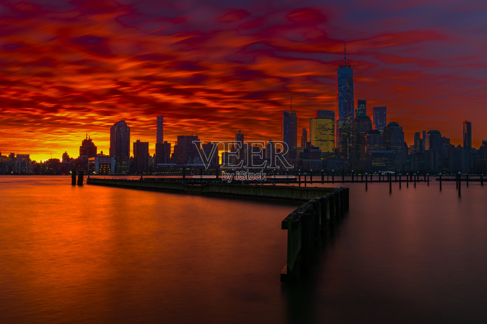 曼哈顿上空的红色天空照片摄影图片