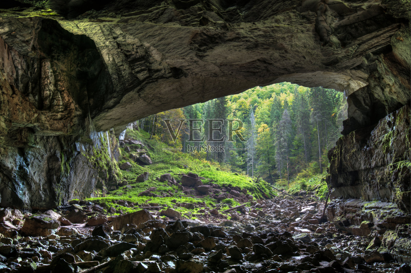 石灰岩山脉中的洞穴照片摄影图片