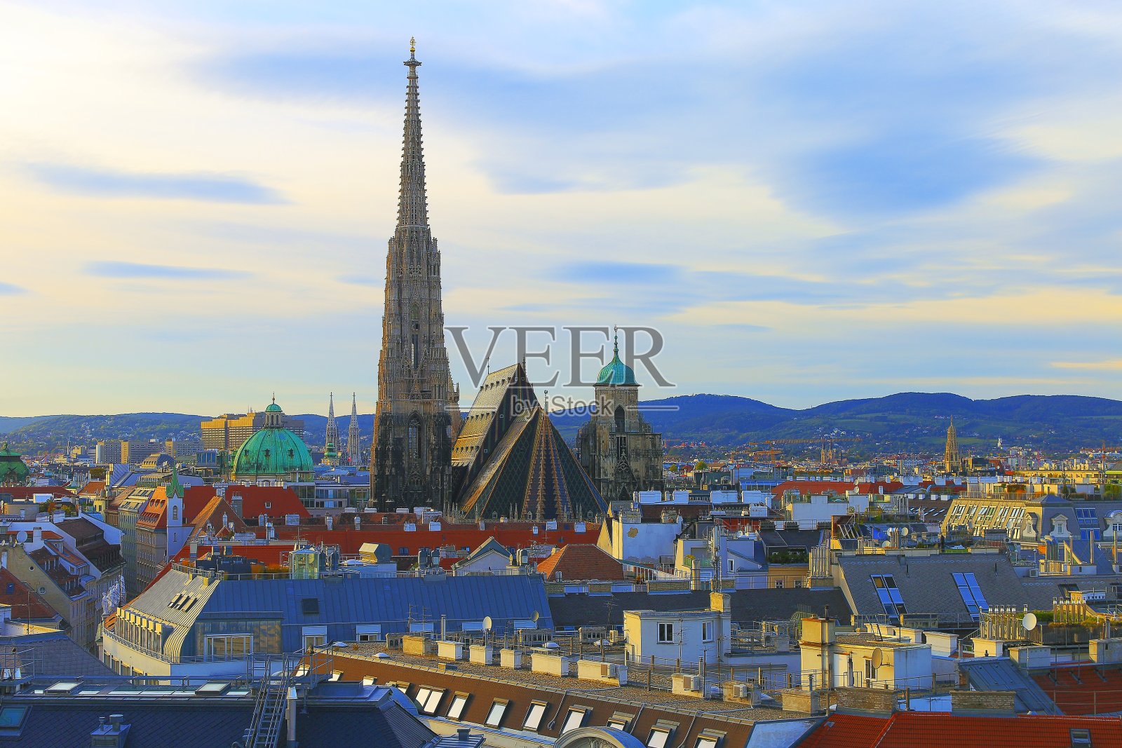 美丽的维也纳城市景观全景，圣斯蒂芬大教堂，令人印象深刻的建筑和城市天际线在戏剧性的黎明-维也纳，奥地利照片摄影图片