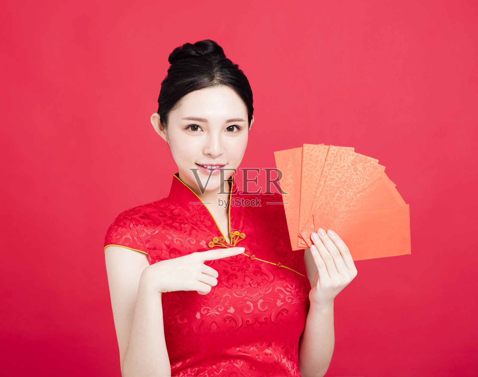 微笑的亚洲妇女展示红包照片摄影图片