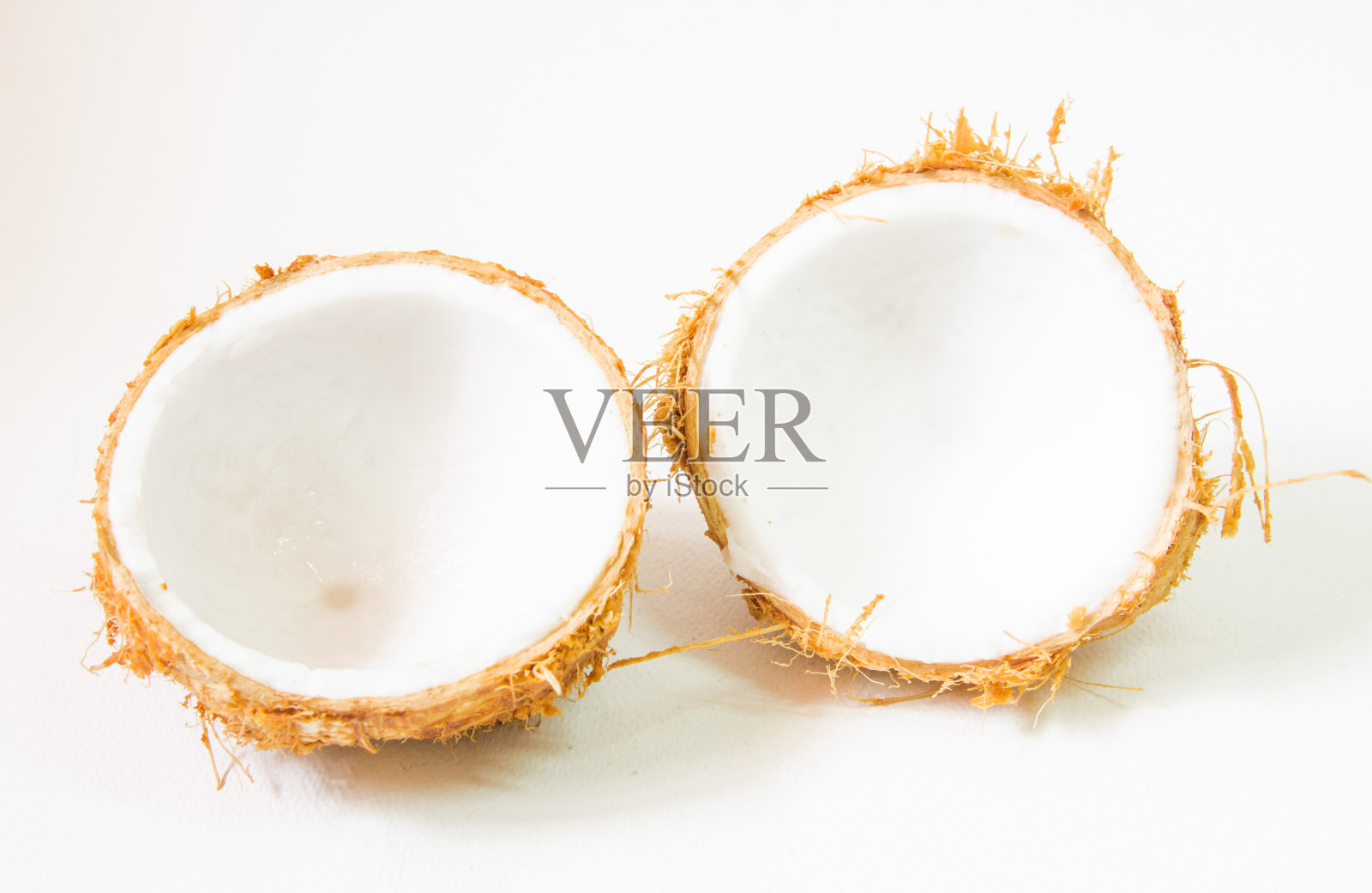 新鲜幼椰子，椰壳，幼椰子壳孤立在白色背景上。照片摄影图片
