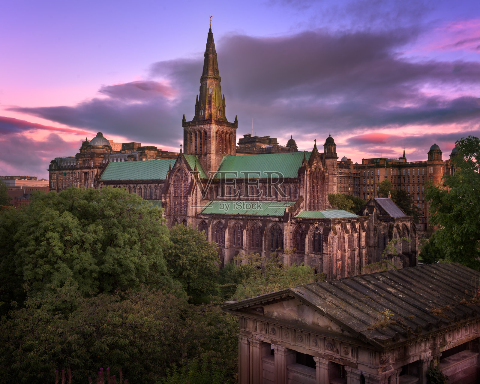 英国苏格兰的格拉斯哥大教堂和格拉斯哥天际线照片摄影图片