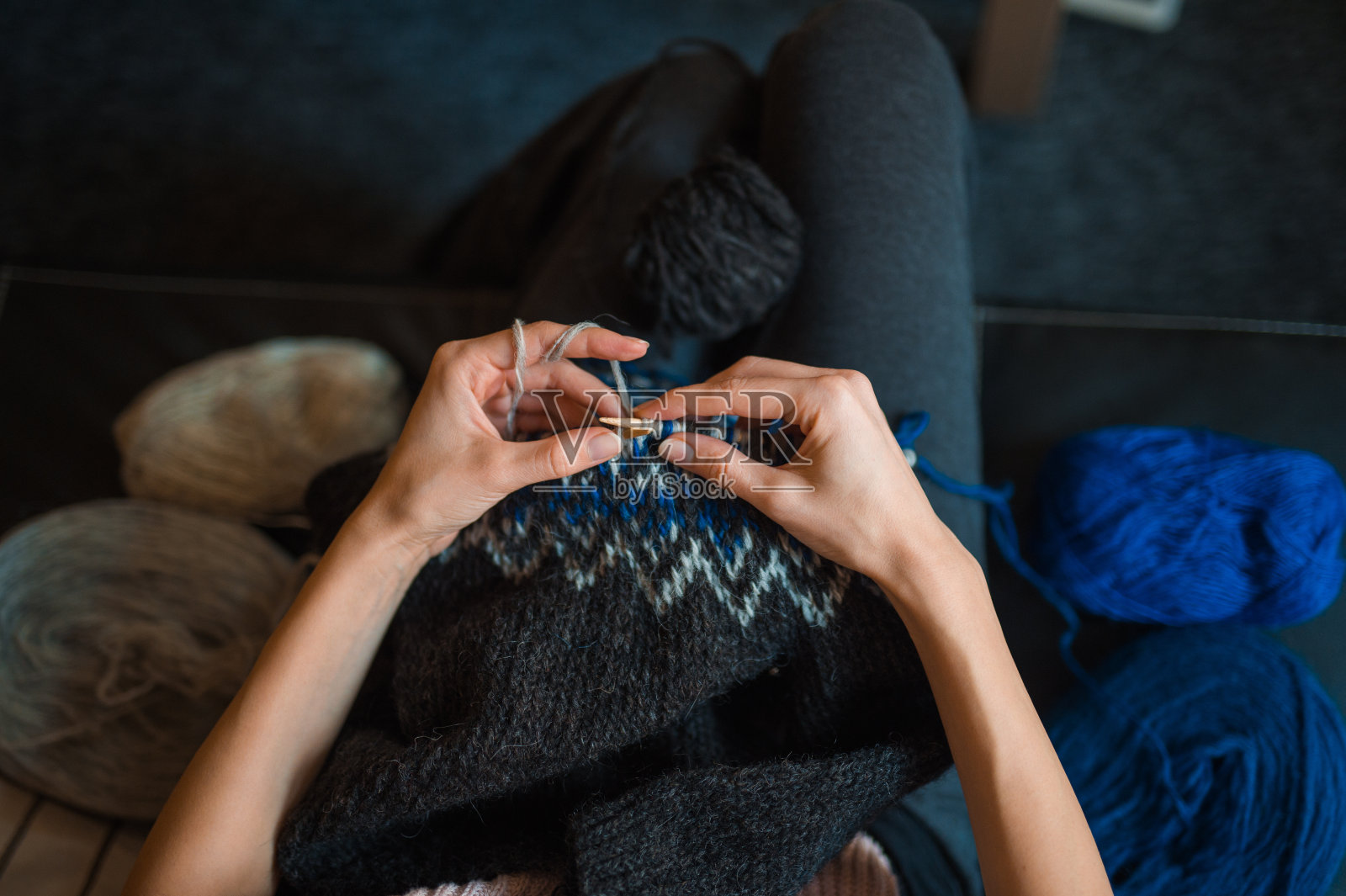 一个女人在织一件冰岛毛衣照片摄影图片