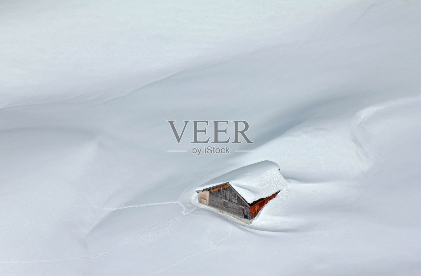 阿尔卑斯山上被雪覆盖的小木屋照片摄影图片