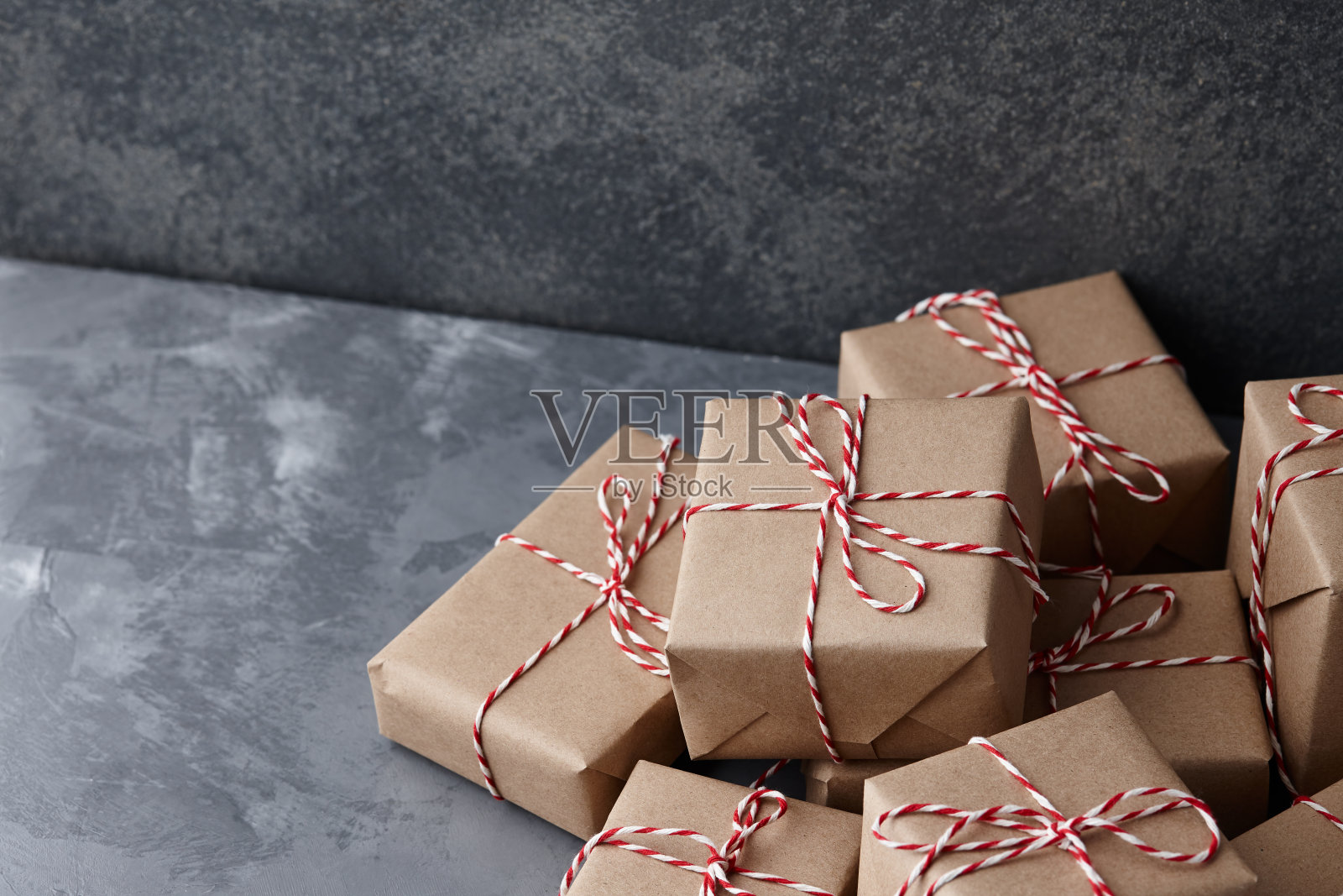 用牛皮纸包裹的圣诞礼物或礼物盒插画图片素材