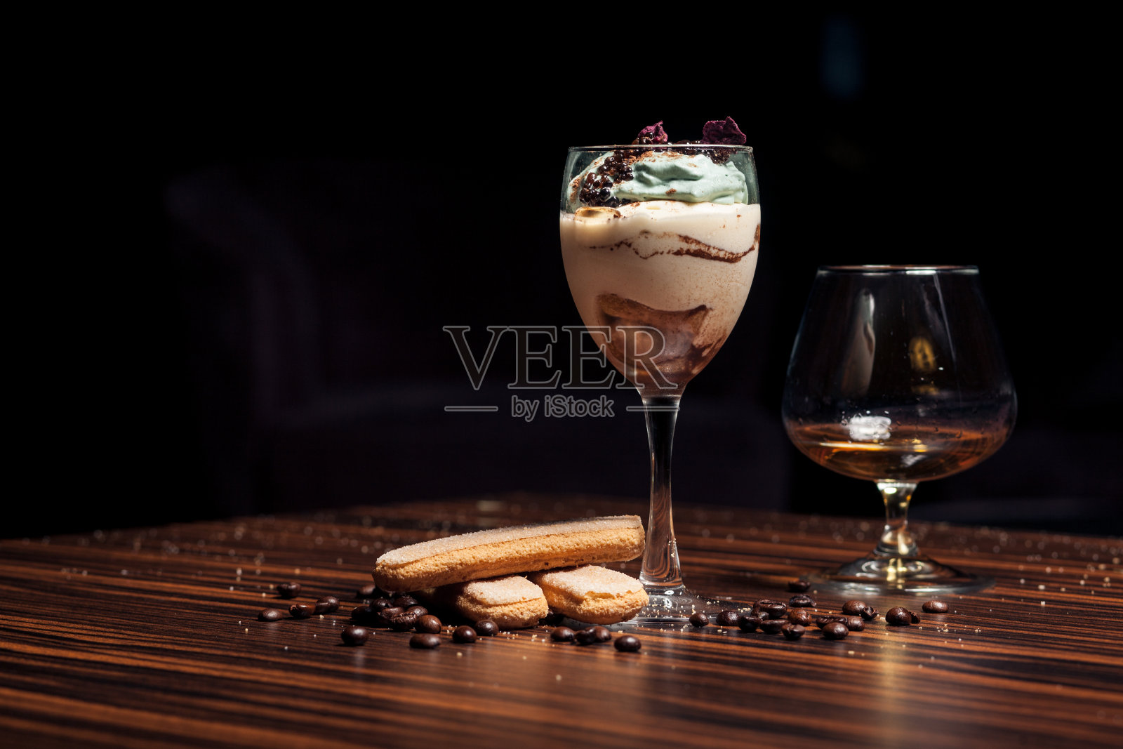 提拉米苏配白兰地和咖啡豆;照片摄影图片