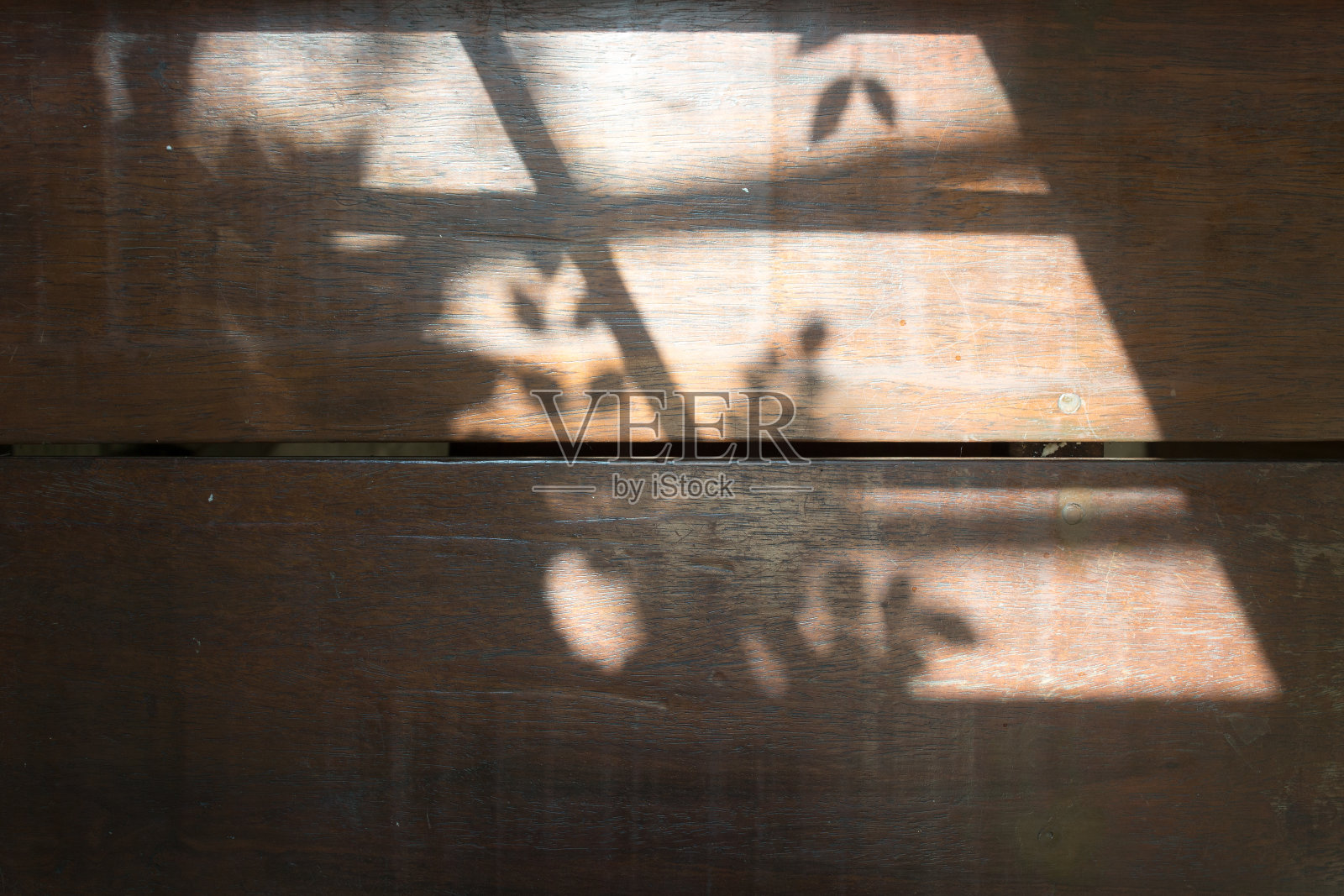 木制的桌子，带有窗户透光的阴影照片摄影图片