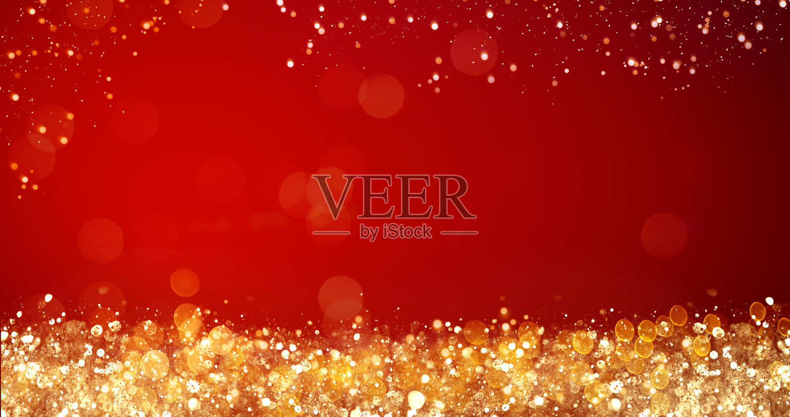 金色和银色的圣诞彩灯在红色的背景上为圣诞快乐或节日问候留言，明亮的装饰。优雅的假日社交邮政数码卡。为文本或徽标复制类型空间照片摄影图片