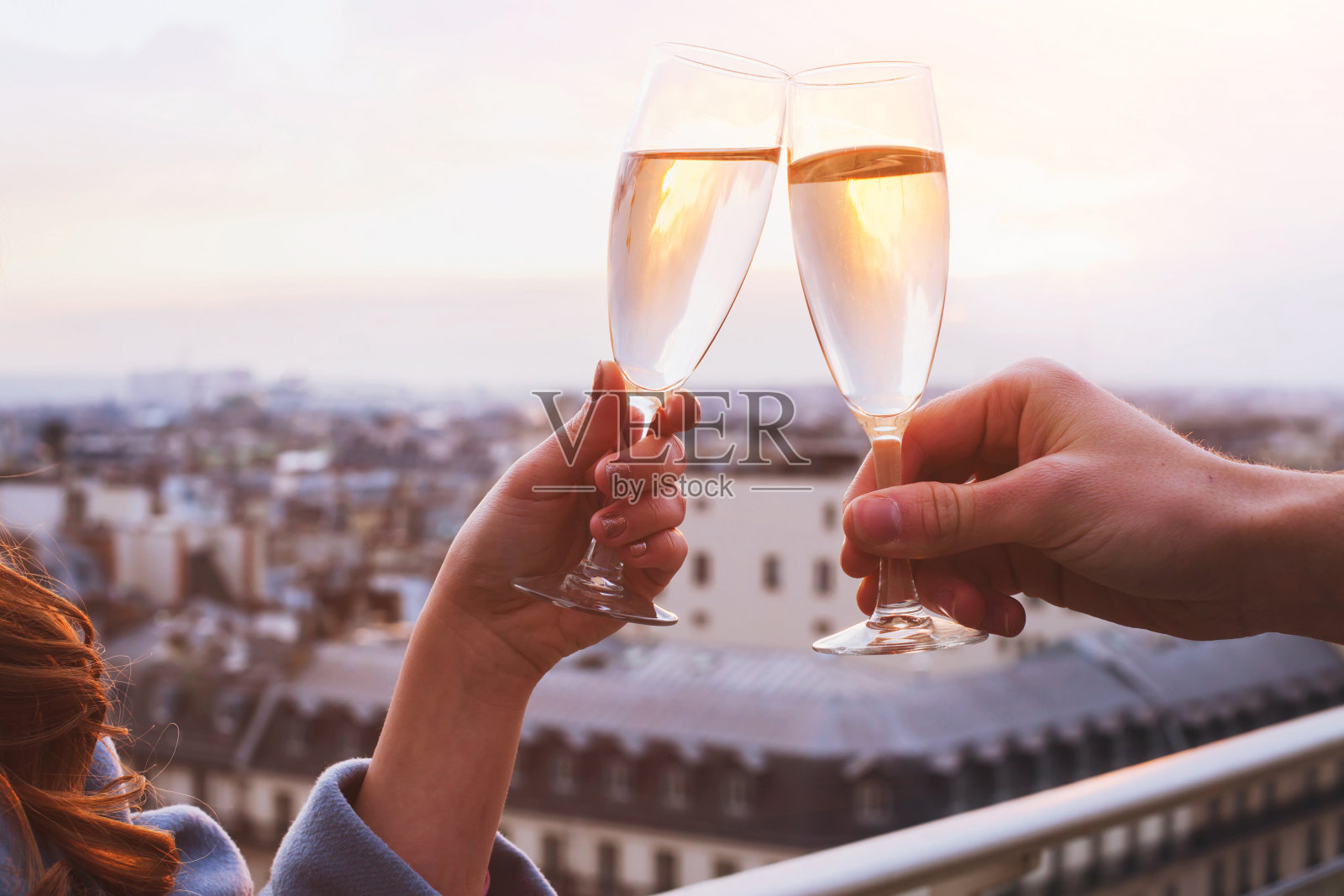 两杯香槟或红酒，情侣约会的概念照片摄影图片