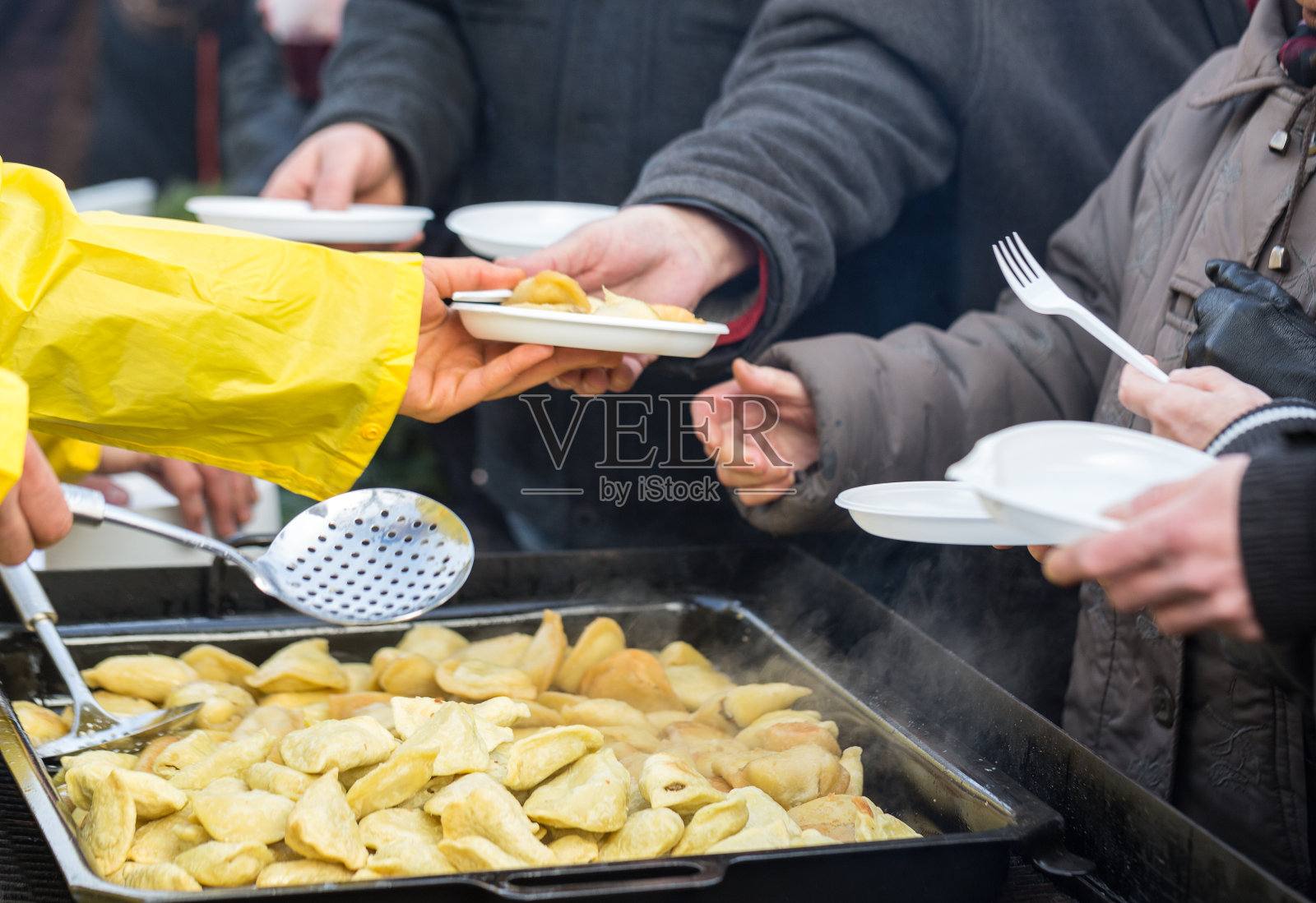 为穷人和无家可归者提供温暖的食物照片摄影图片