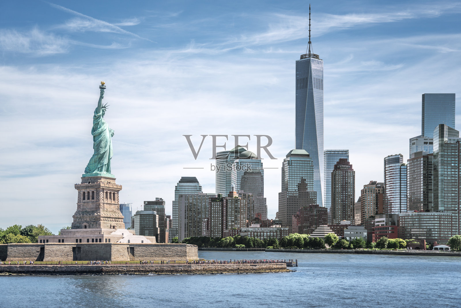 以世贸中心为背景的自由女神像，是纽约市的地标照片摄影图片