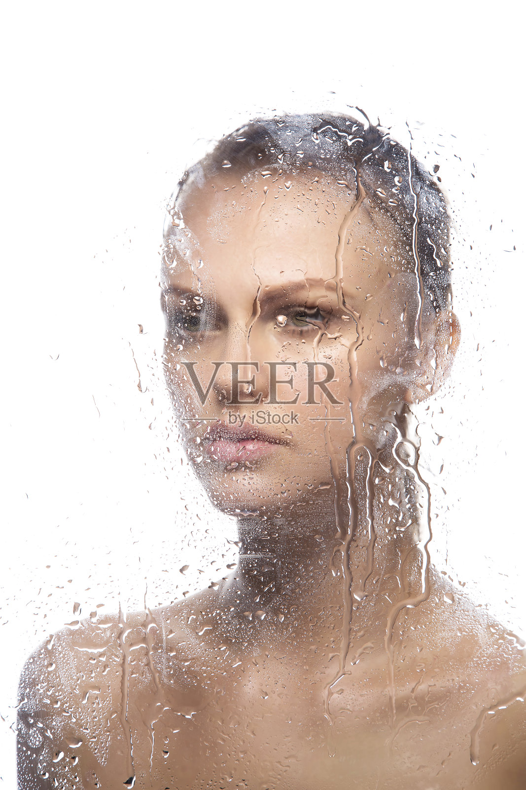美丽的肖像下的时装模特水滴在白色的背景照片摄影图片