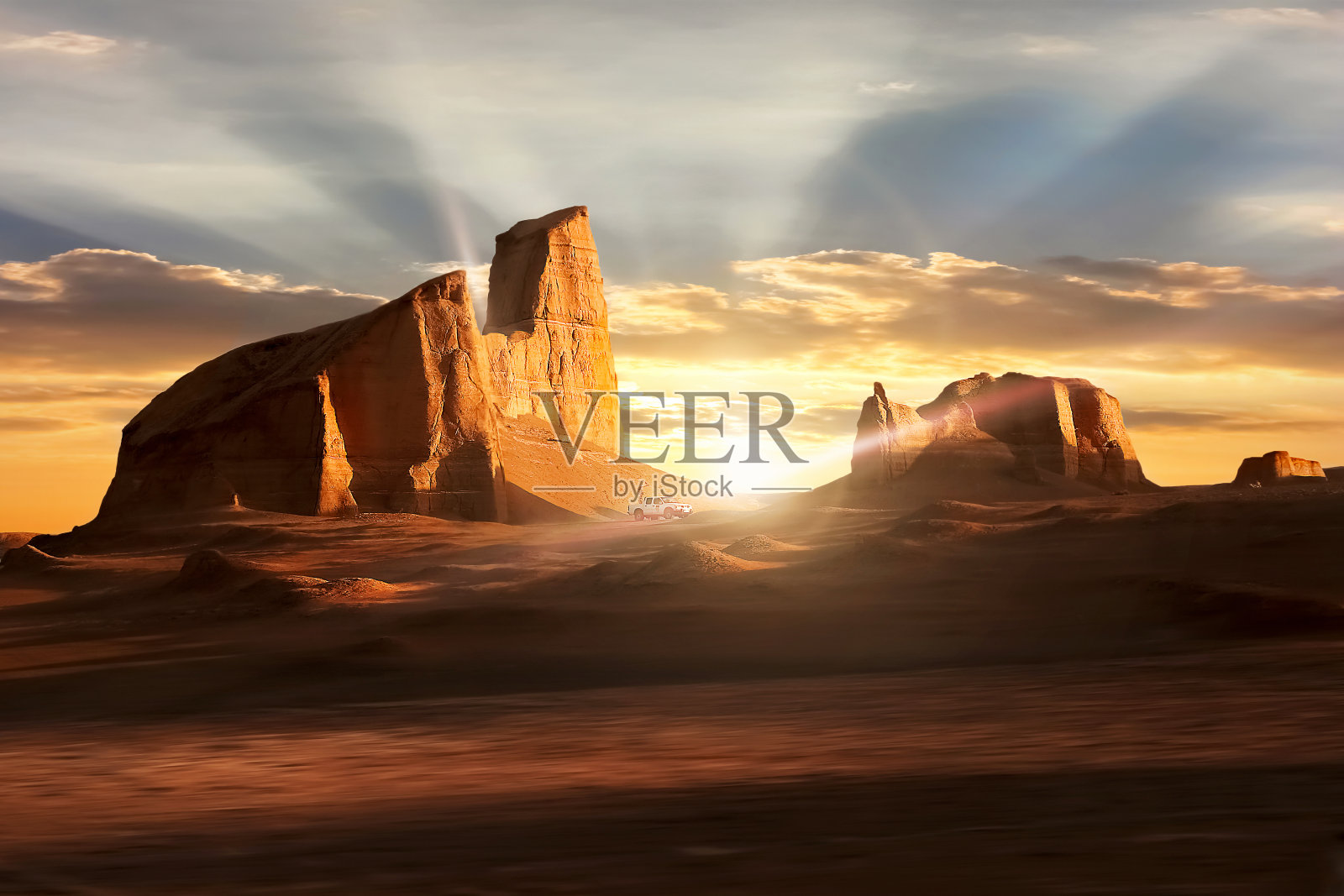 Dasht-e Lut沙漠中的日落。岩石下美丽的光线。伊朗。科曼地毯。照片摄影图片