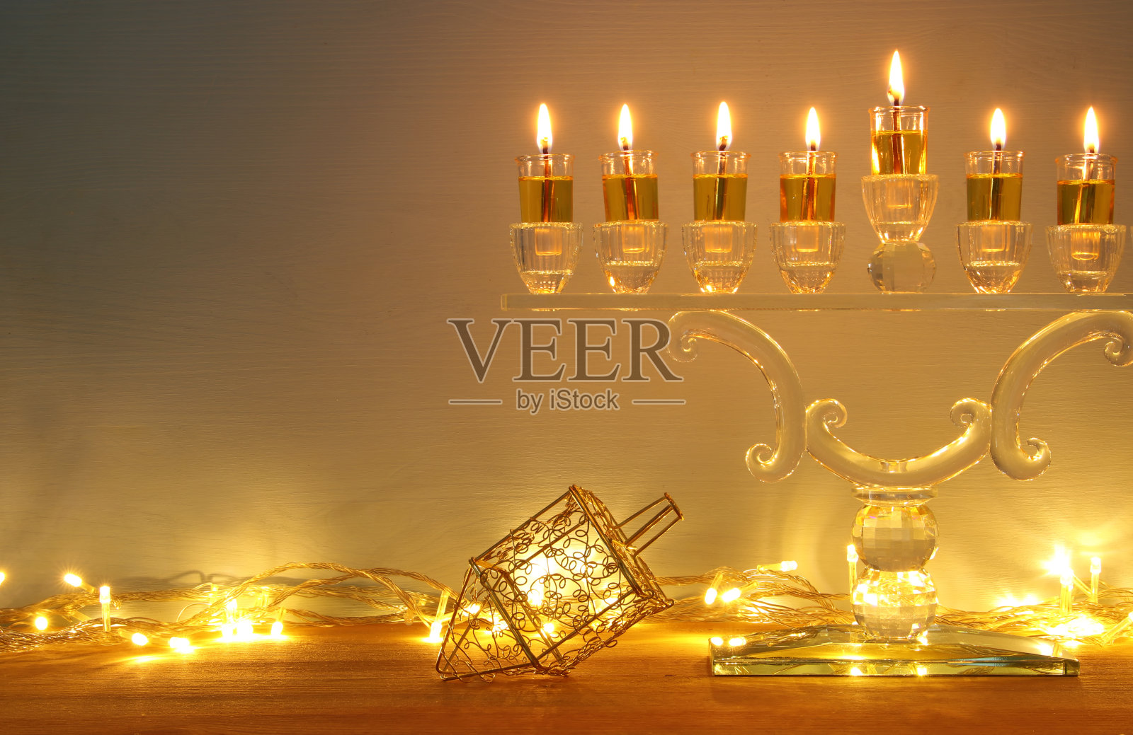 犹太节日光明节的背景与烛台(传统的烛台)和燃烧的蜡烛。照片摄影图片