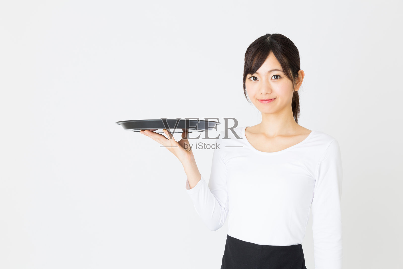 年轻的亚洲女服务员的肖像孤立在白色的背景照片摄影图片