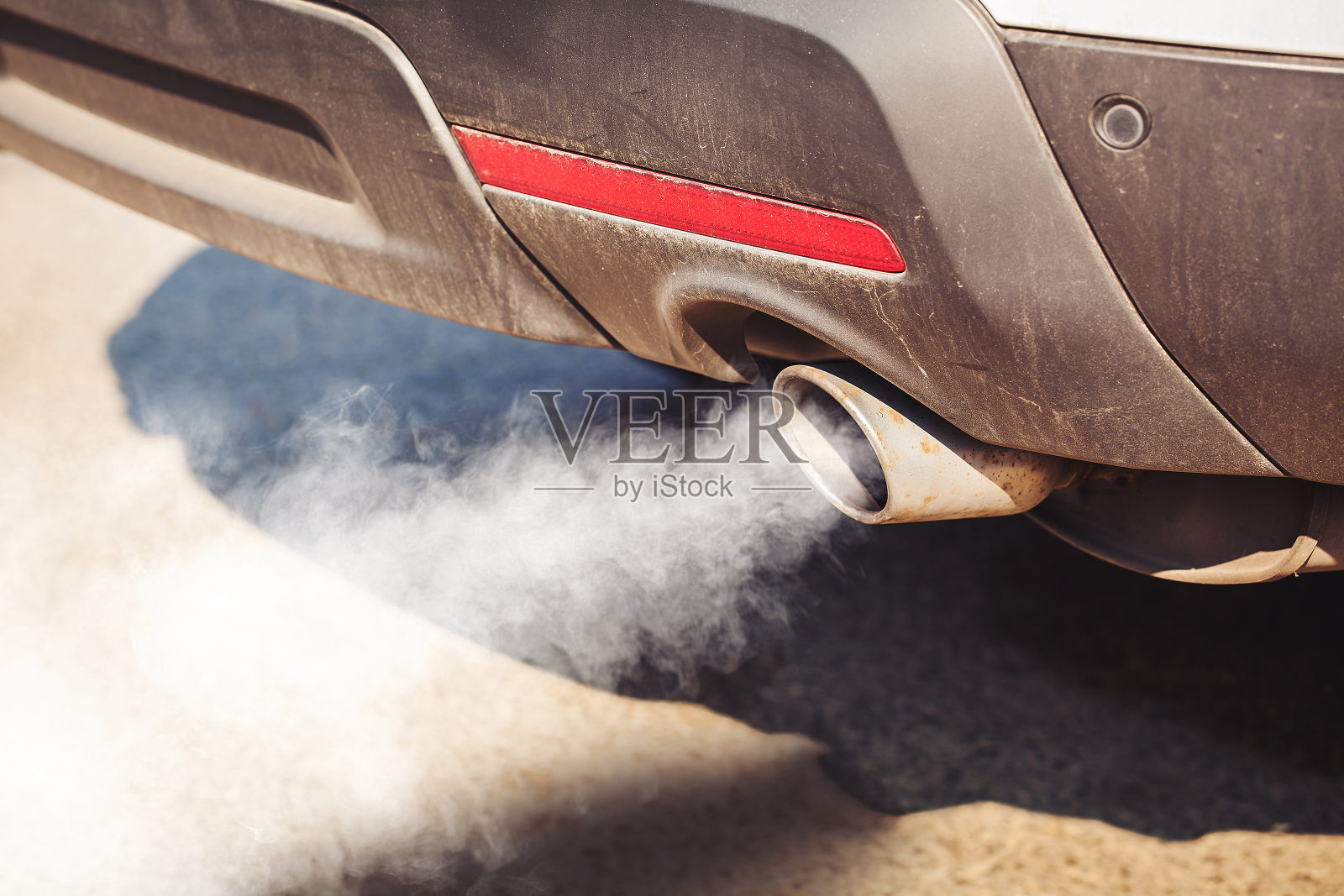 道路上又脏又老的汽车排气管造成的空气污染照片摄影图片