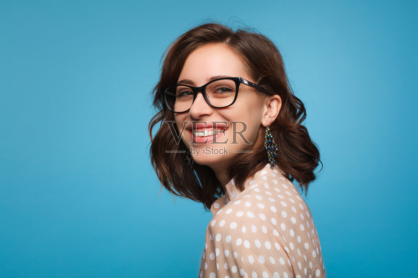 戴着眼镜摆姿势的微笑女人照片摄影图片