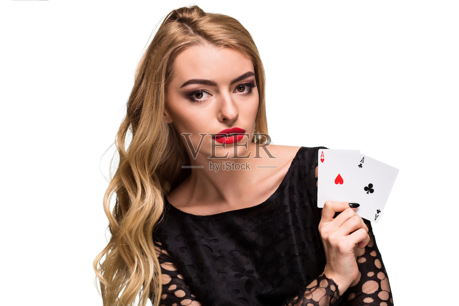 美丽的年轻女子手里拿着两张a牌孤立在黑色背景上照片摄影图片