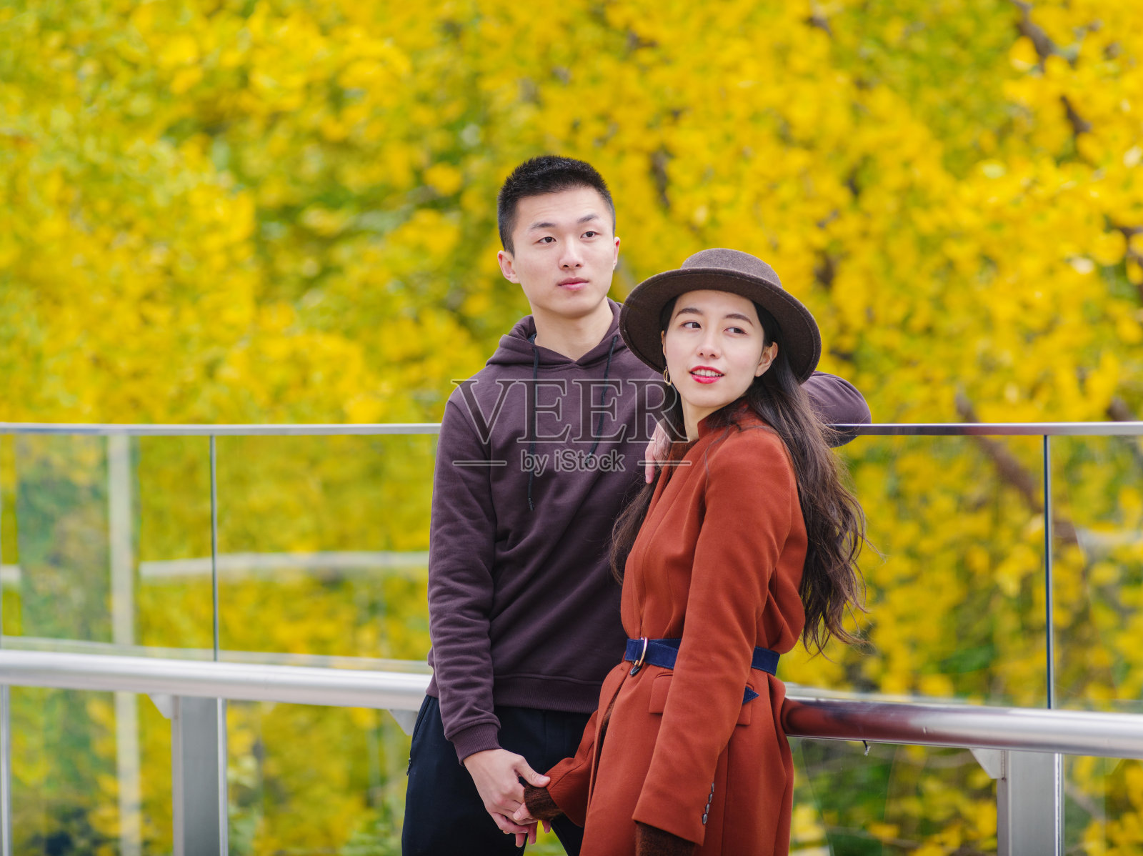 中国青年男女手牵着手站在一起表达情感、情侣概念。照片摄影图片