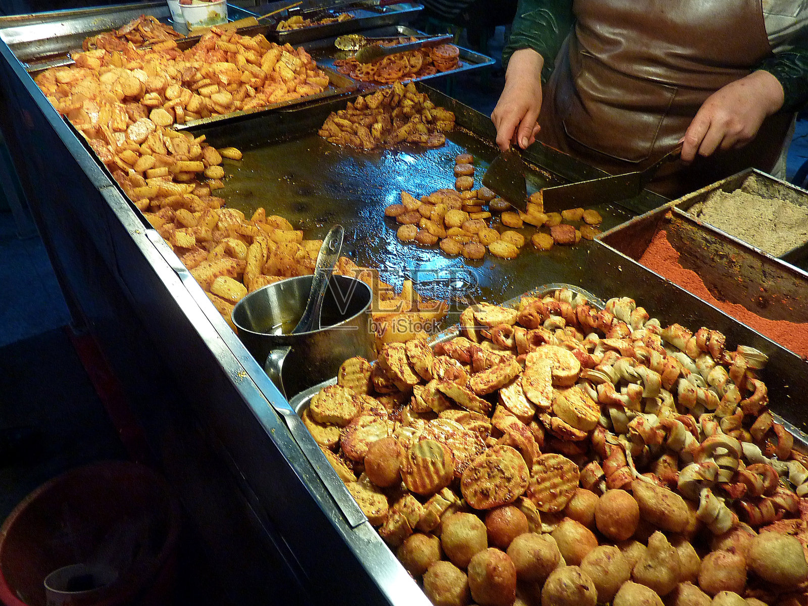 甘肃省兰州市正宁路夜市的油炸小吃小吃摊照片摄影图片