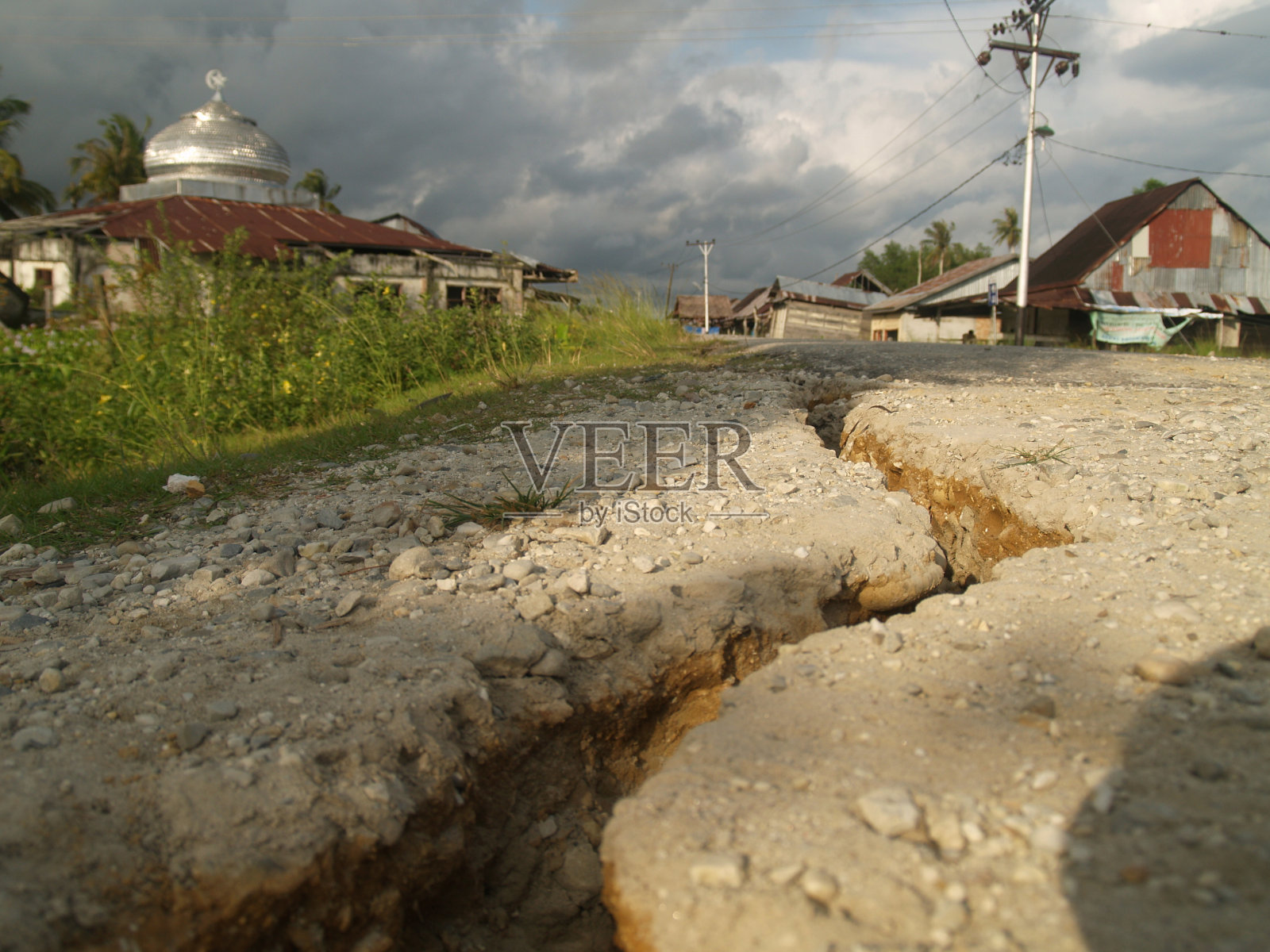 印尼亚齐省地震后出现裂缝照片摄影图片