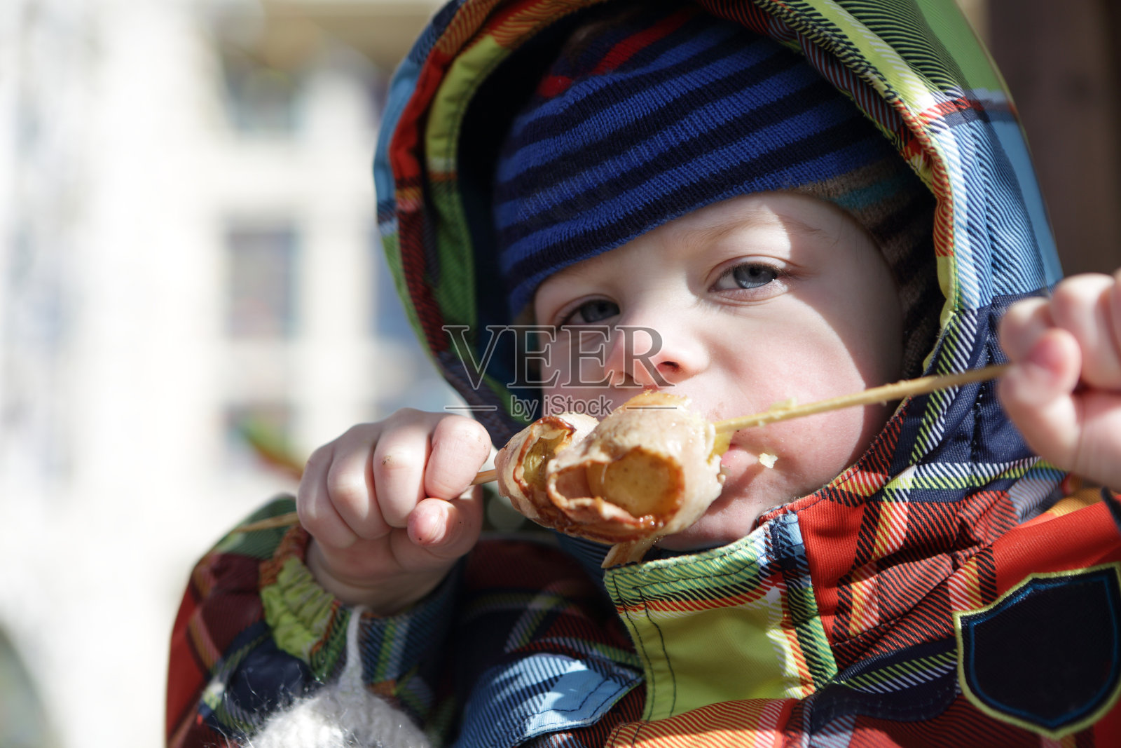 小孩吃烤土豆照片摄影图片